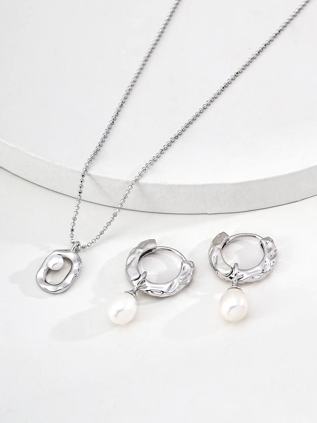 Form Pearl Pendant
